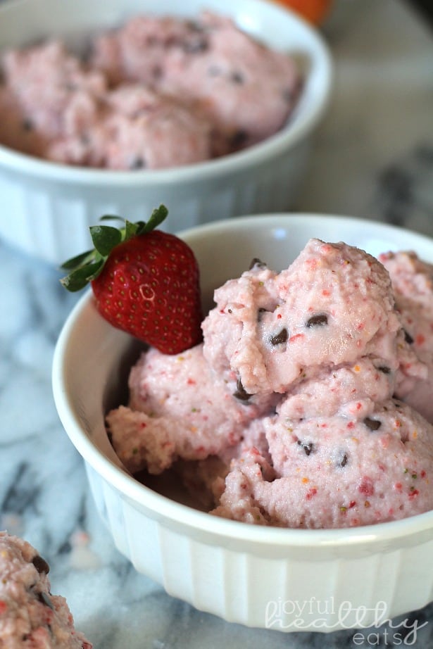 Strawberry Orange Ice Cream with Chocolate Chips #icecream #strawberries #orange #paleo #dairyfree #coconutmilk #cleaneating #chocolatechips 巧克力片草莓橙子冰淇淋#冰淇淋#草莓#橙子#旧石器#不含乳制品#椰奶#清洁食用#巧克力片