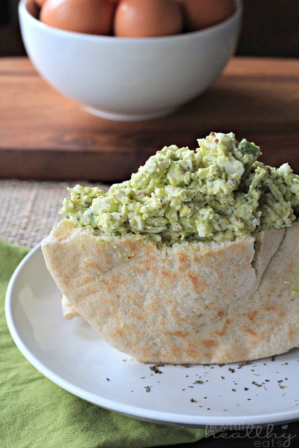 Avocado Egg Salad 鲕梨蛋沙拉的特写镜头视图在板材的