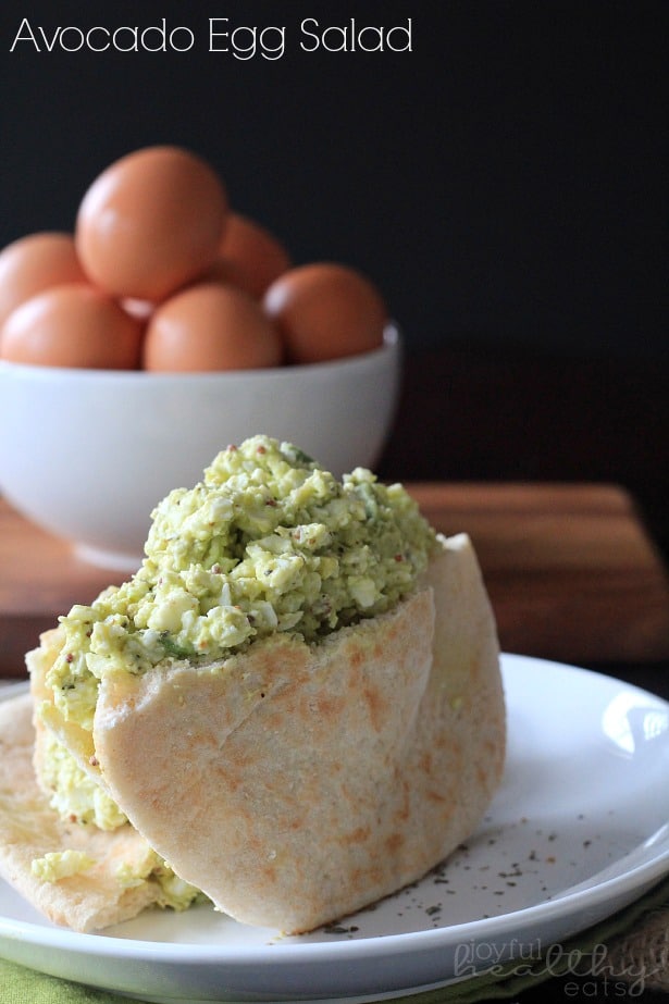 Avocado Egg Salad 在一个白色板材的皮塔饼面包包裹的鲕梨蛋沙拉