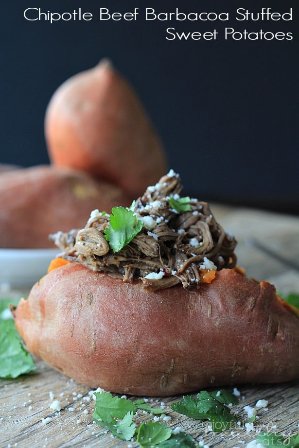 Chipotle Beef Barbacoa Stuffed Sweet Potatoes #sweetpotatoes #crockpot #barbacoa #beef #easyrecipes Chipotle牛肉Barbacoa充塞在一个木板的甜土豆