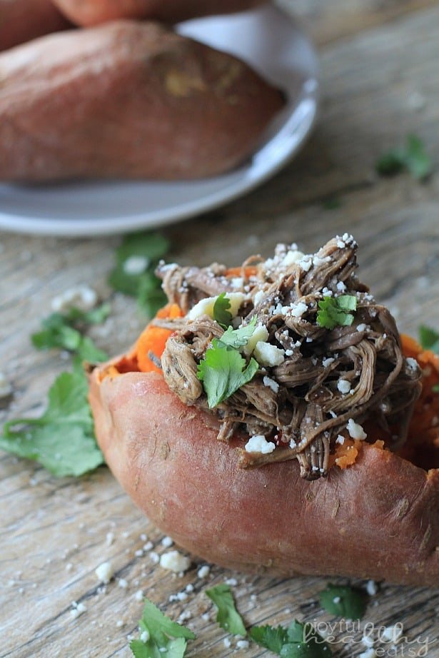 Chipotle Beef Barbacoa Stuffed Sweet Potatoes #sweetpotatoes #crockpot #barbacoa #beef #easyrecipes 一个chipotle牛肉芭巴盖的特写镜头被充塞的甜土豆