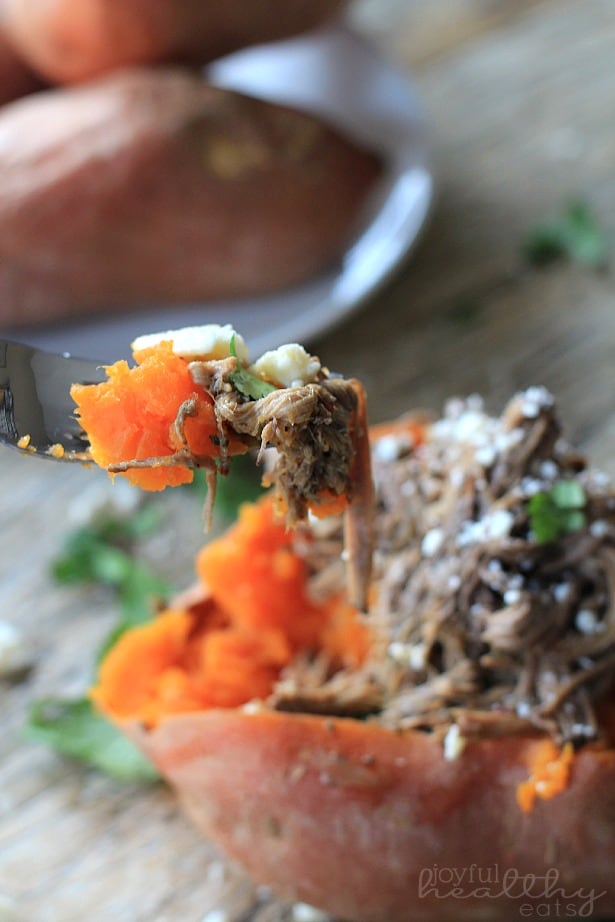 Chipotle Beef Barbacoa Stuffed Sweet Potatoes #sweetpotatoes #crockpot #barbacoa #beef #easyrecipes 一口Chipotle Beef Barbacoa塞满了叉子