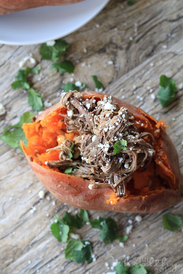Chipotle Beef Barbacoa Stuffed Sweet Potatoes #sweetpotatoes #crockpot #barbacoa #beef #easyrecipes 顶部视图的Chipotle牛肉Barbacoa甜土豆填充