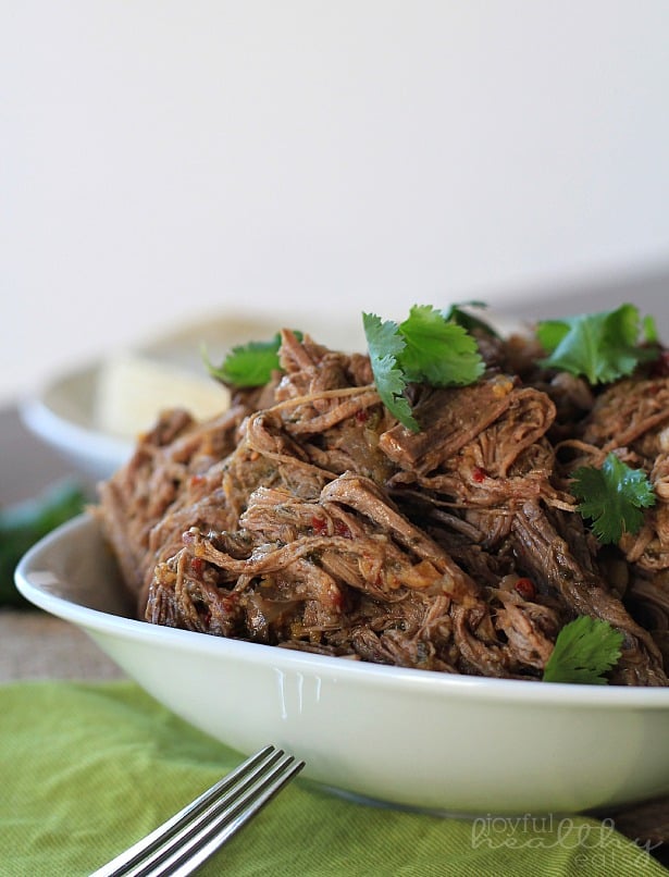 Crock Pot Chipotle Beef Barbacoa #crockpot #beef #shredded #slowcooker #texmex 侧视切碎的墨西哥辣牛肉Barbacoa在一个浅的服务碗