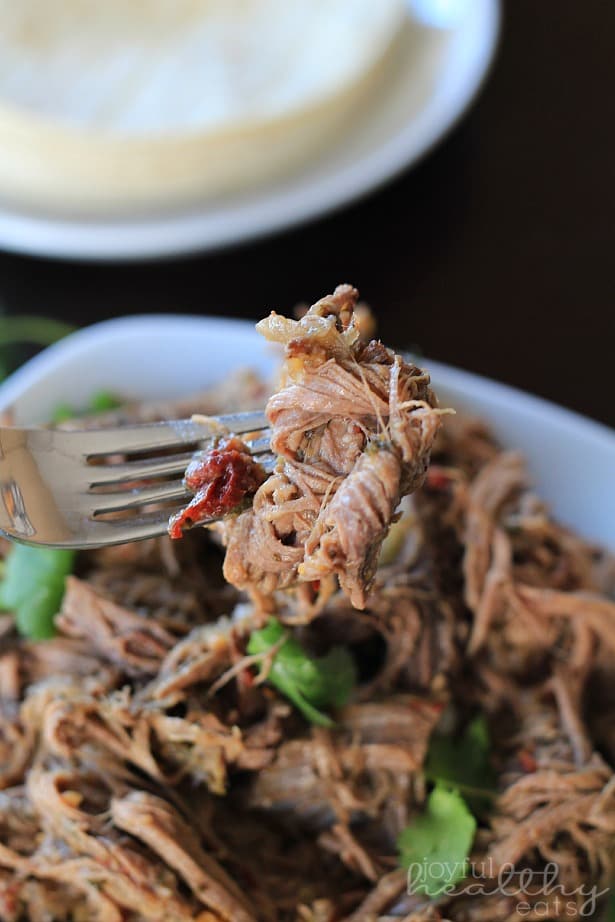 Crock Pot Chipotle Beef Barbacoa #crockpot #beef #shredded #slowcooker #texmex 切好的墨西哥脆牛肉放在叉子上,放在碗上