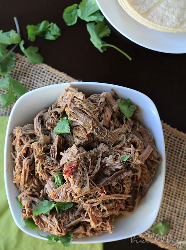 Crock Pot Chipotle Beef Barbacoa #crockpot #beef #shredded #slowcooker #texmex 俯视图切碎的牛肉Barbacoa在一个服务碗