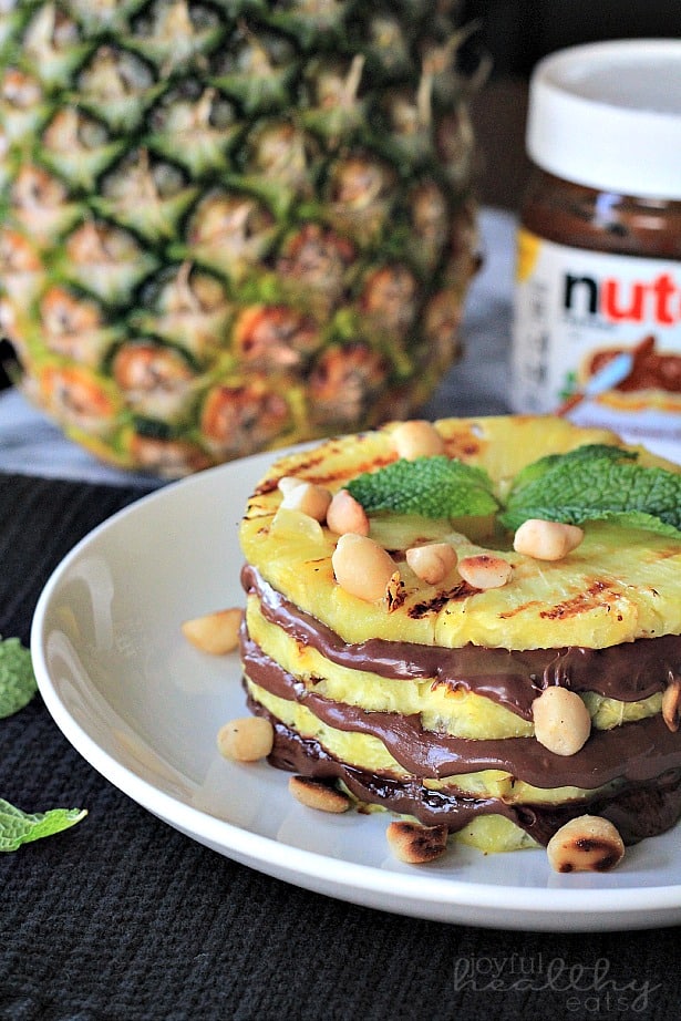 Grilled Pineapple with Nutella & Macadamia Nuts #dessert #healthy #grilled #pineapple #nutella 烤菠萝分层与Nutella和澳洲坚果在盘子上