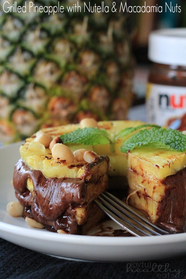 Grilled Pineapple with Nutella & Macadamia Nuts #dessert #healthy #grilled #pineapple #nutella 烤菠萝与Nutella和澳洲坚果分层,盘子上少了一个楔子