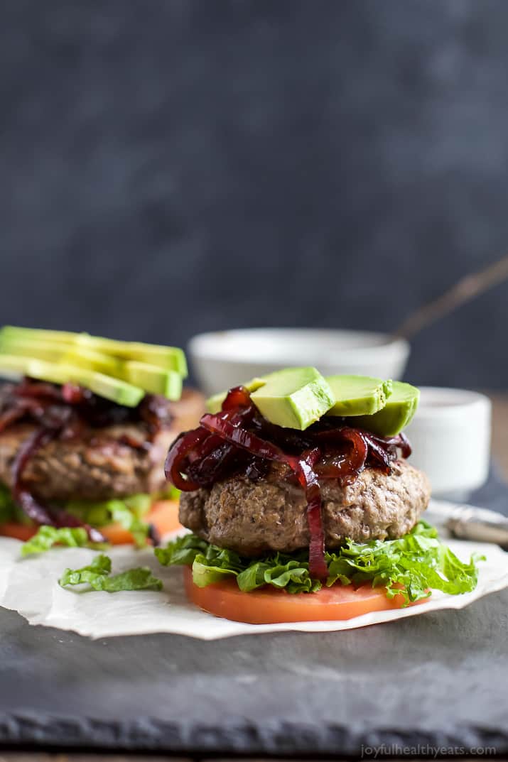 Paleo Burgers with Balsamic Onions & Avocado 两个带有香脂洋葱和鳄梨的古汉堡的图像