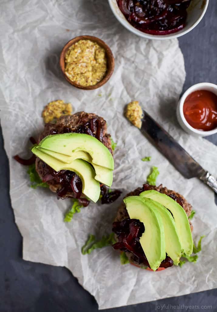Paleo Burgers with Caramelized Balsamic Onions 上面是焦糖香醋洋葱的旧石器时代汉堡