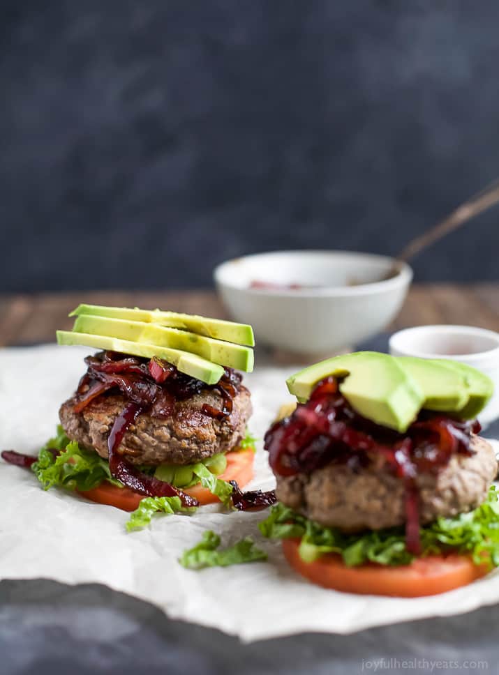 Paleo Burgers with Caramelized Balsamic Onions 两个带有焦糖化香脂洋葱的古汉堡的图像