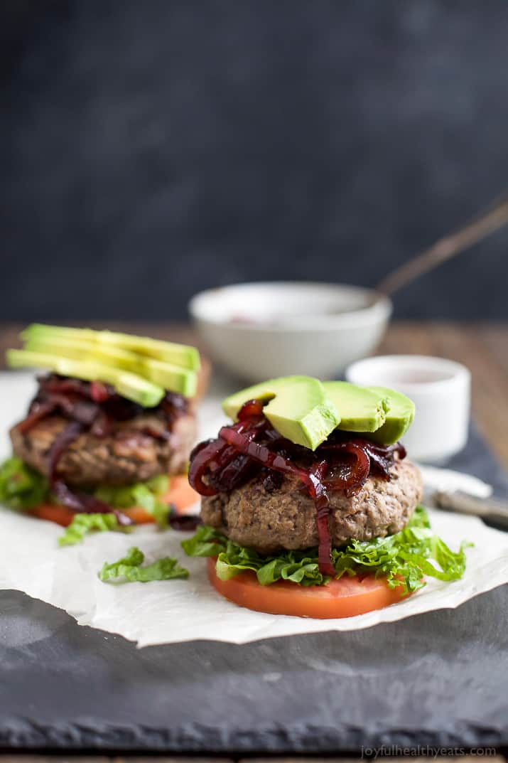 Paleo Burgers with Caramelized Balsamic Onions 焦糖香醋洋葱的旧石器时代汉堡图片