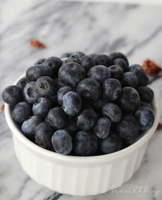 Coconut Blueberry Pecan Granola #healthybreakfast #granola #blueberry #coconut #pecan 新鲜蓝莓模子