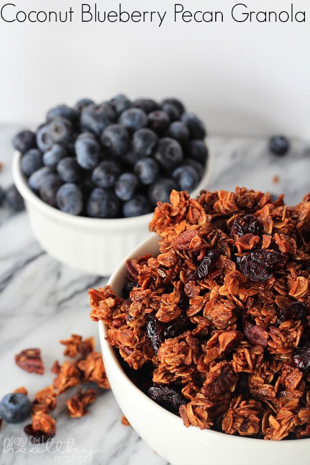 Coconut Blueberry Pecan Granola #healthybreakfast #granola #blueberry #coconut #pecan 椰子蓝莓核桃麦片放在碗里,旁边是新鲜蓝莓模子