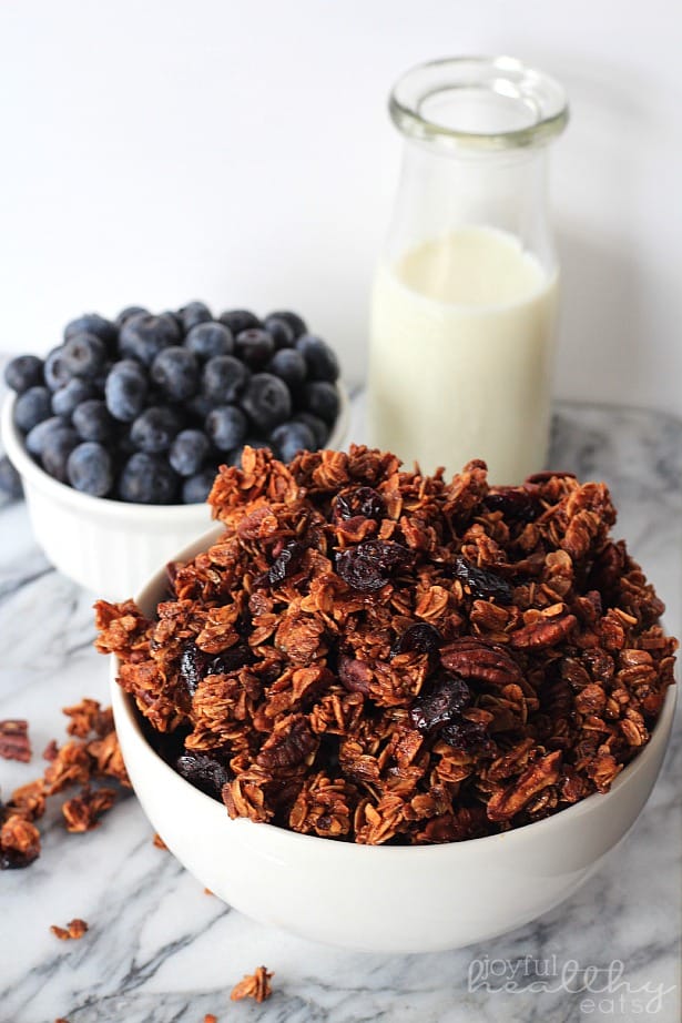 Coconut Blueberry Pecan Granola #healthybreakfast #granola #blueberry #coconut #pecan 一碗椰子蓝莓核桃麦片,一杯牛奶和一碗蓝莓
