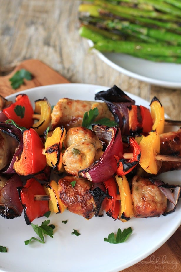Grilled Chicken, Sausage, Pepper & Onion Kabobs 近距离观察烤鸡,香肠,胡椒和洋葱串在盘子里
