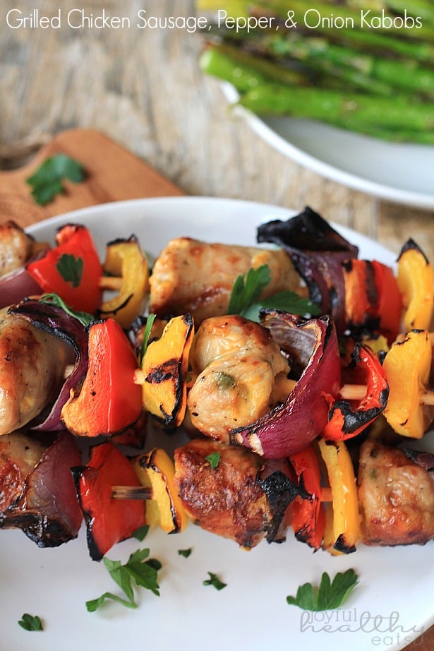 Grilled Chicken, Sausage, Pepper & Onion Kabobs 烤鸡,香肠,胡椒和洋葱串堆叠在盘子里