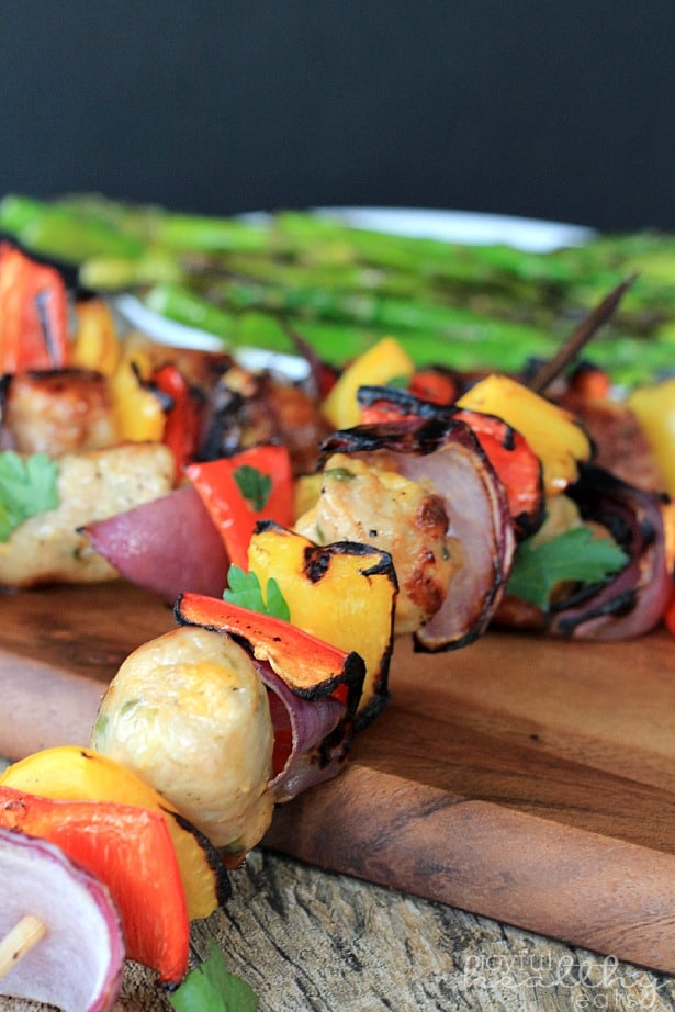 Grilled Chicken, Sausage, Pepper & Onion Kabobs 烤鸡,香肠,胡椒和洋葱串在木板上