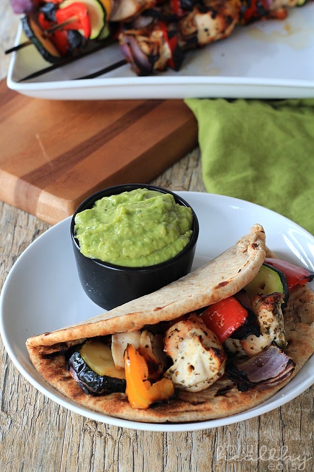 Mediterranean Chicken Flatbread with Avocado Tzatziki #Avocado #Chicken #Paleo #GlutenFree #Mediterranean #Flatbread 地中海牛油果鸡肉大饼配牛油果酸奶饼#牛油果#鸡肉#旧石器时代#无麸质#地中海大饼