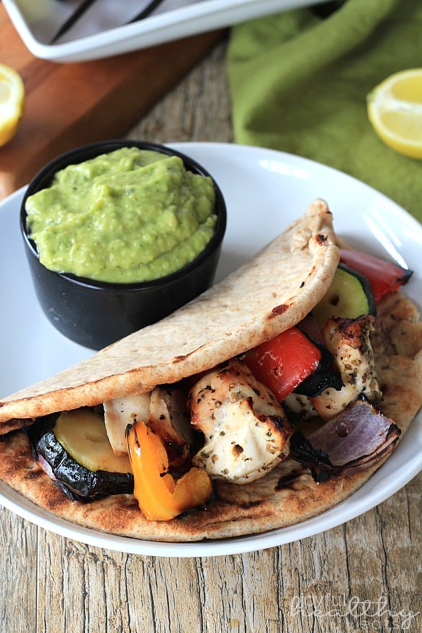 Mediterranean Chicken Flatbread with Avocado Tzatziki #Avocado #Chicken #Paleo #GlutenFree #Mediterranean #Flatbread 地中海牛油果鸡肉大饼配牛油果酸奶饼#牛油果#鸡肉#旧石器时代#无麸质#地中海大饼