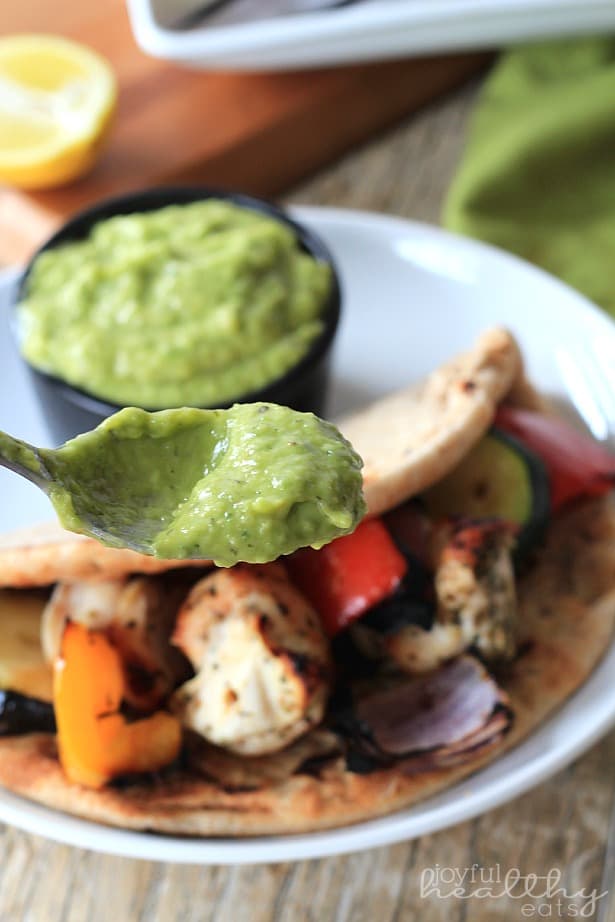 Mediterranean Chicken Flatbread with Avocado Tzatziki #Avocado #Chicken #Paleo #GlutenFree #Mediterranean #Flatbread 地中海牛油果鸡肉大饼配牛油果酸奶饼#牛油果#鸡肉#旧石器时代#无麸质#地中海大饼