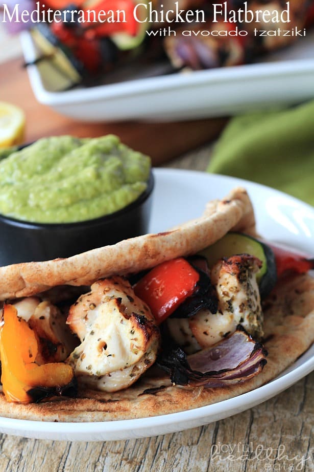 Mediterranean Chicken Flatbread with Avocado Tzatziki #Avocado #Chicken #Paleo #GlutenFree #Mediterranean #Flatbread 地中海牛油果鸡肉大饼配牛油果酸奶饼#牛油果#鸡肉#旧石器时代#无麸质#地中海大饼