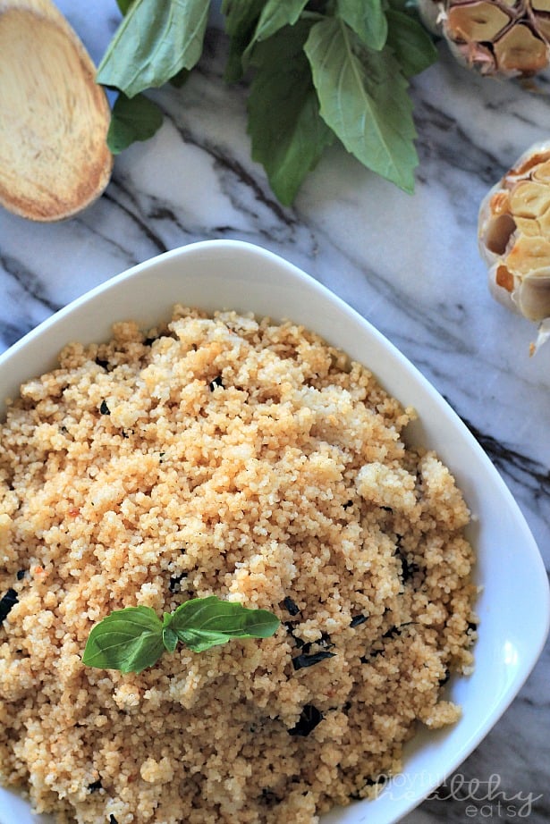 Roasted Garlic & Herb Whole Wheat Couscous 烤大蒜和草本的象的图象全麦蒸丸子从上面