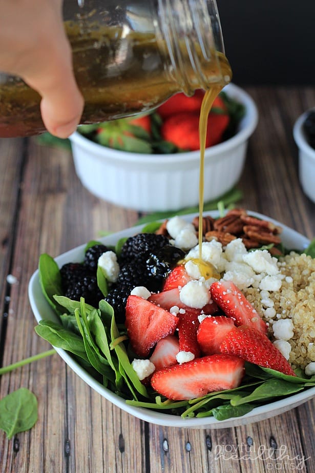 Detox Berry Quinoa Spinach Salad #quinoa #glutenfree #vegetarianrecipes #sidedishes #saladrecipes #summerbbq 排毒浆果藜麦菠菜沙拉在碗中淋上蜂蜜醋汁