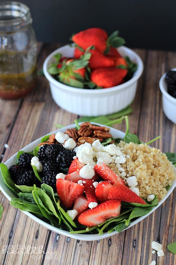 Detox Berry Quinoa Spinach Salad #quinoa #glutenfree #vegetarianrecipes #sidedishes #saladrecipes #summerbbq 在碗的排毒浆果奎奴亚藜菠菜沙拉
