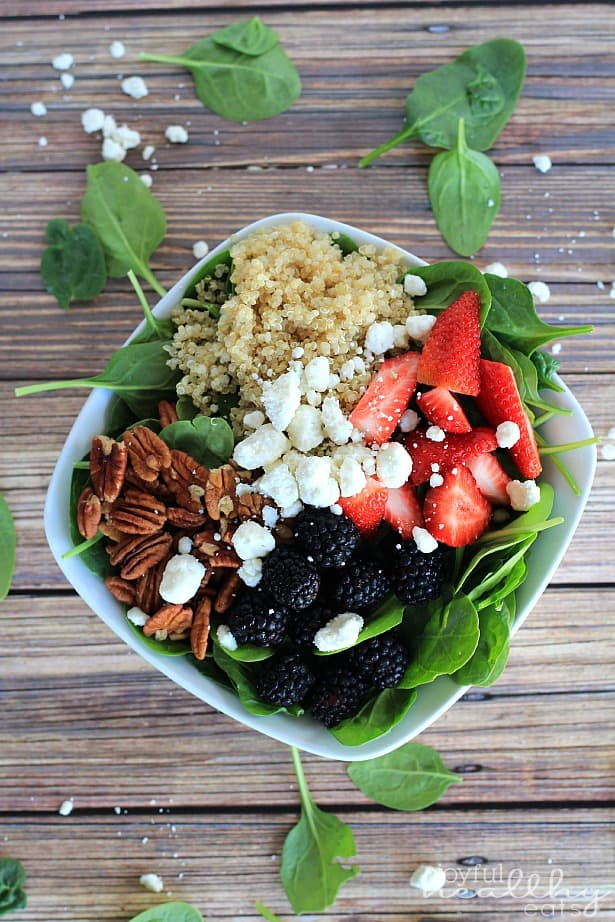 Detox Berry Quinoa Spinach Salad #quinoa #glutenfree #vegetarianrecipes #sidedishes #saladrecipes #summerbbq 在碗的戒毒所柏油奎奴亚藜菠菜沙拉顶视图