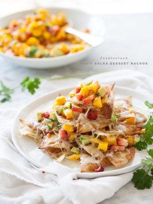 Mexican Food Recipes Roundup #cincodemayo #mexicanfood #recipes | m.albarakaa.com 水果沙拉甜点玉米片在盘子里