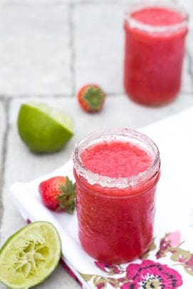 Mexican Food Recipes Roundup #cincodemayo #mexicanfood #recipes | m.albarakaa.com 玻璃瓶装草莓玛格丽塔,边上加糖