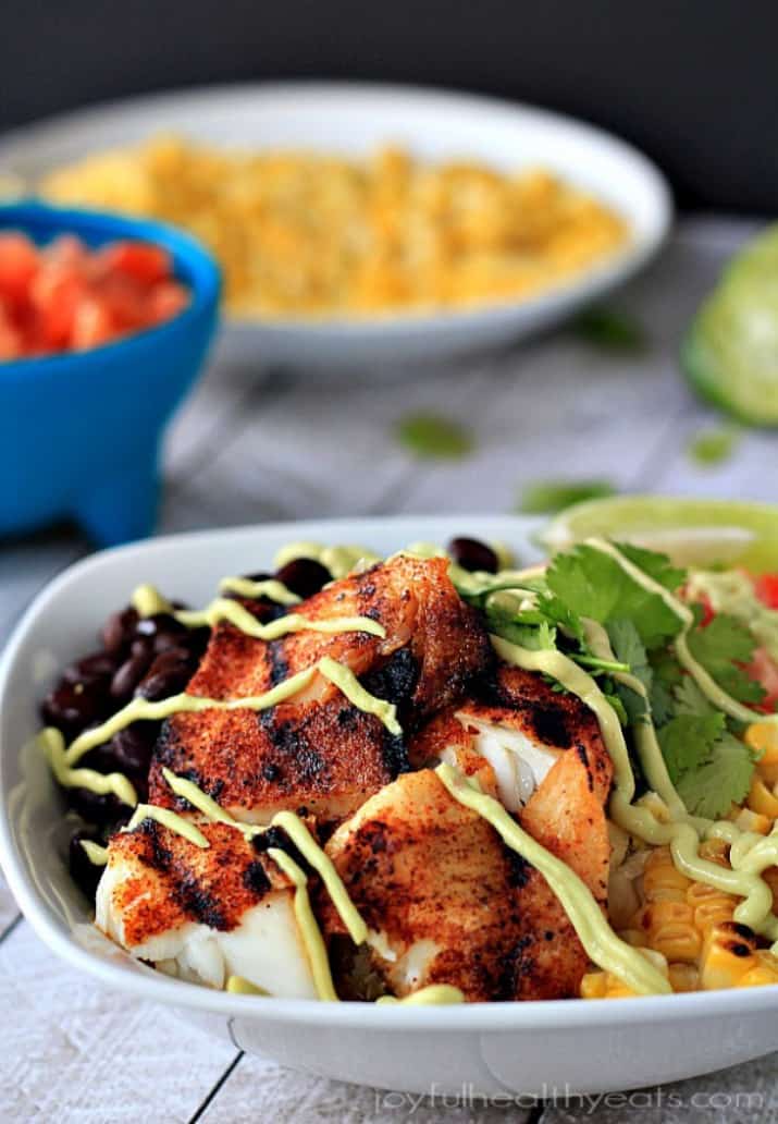 25 Healthy Dinner Recipes 烤罗非鱼碗,淋上墨西哥鳄梨奶油