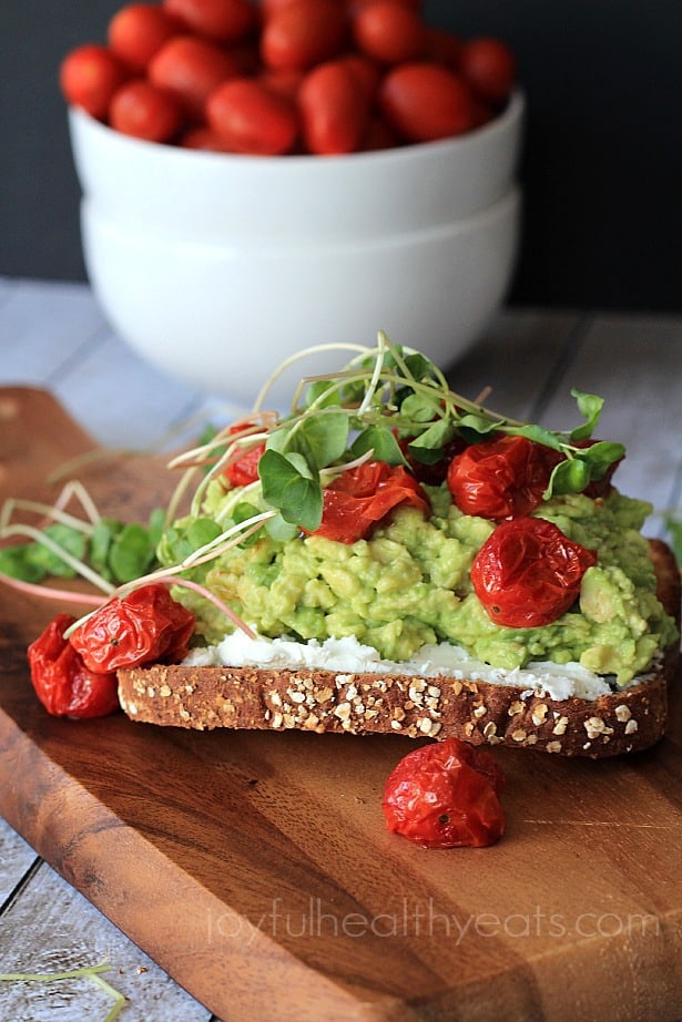 Mashed Avocado Goat Cheese Sandwich with Roasted Cherry Tomatoes #vegetarian #sandwich #recipes #healthy 牛油果泥山羊奶酪三明治配烤樱桃番茄#素食#三明治#食谱#健康