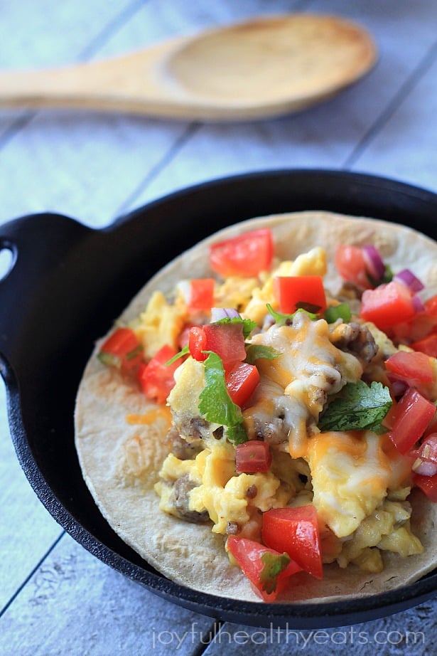 Sausage Egg & Cheese Breakfast Tostadas, ease to make done in 15 minutes! #recipe #glutenfree | m.albarakaa.com 香肠鸡蛋和奶酪早餐玉米饼,轻松完成15分钟!#食谱#无麸质| m.albarakaa.com