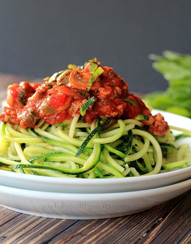 A healthy 30 minute meal that is Gluten Free & Paleo ... Zucchini Noodles w/ Meat Mushroom Tomato Sauce | m.albarakaa.com 健康的30分钟餐,含有麸质和古地...西葫芦面条W /肉蘑菇番茄酱|m.albarakaa.com.