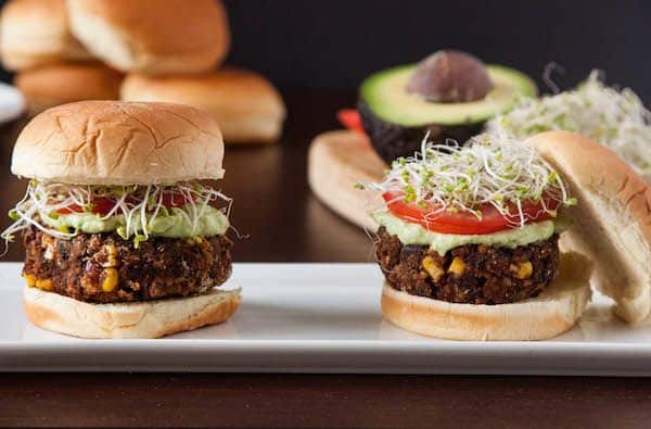 35 of the Best Backyard BBQ Recipes out there. Perfect for your 4th of July party! | m.albarakaa.com 墨西哥黑豆自由三明治夹在面包上,配牛油果酱,番茄和豆芽