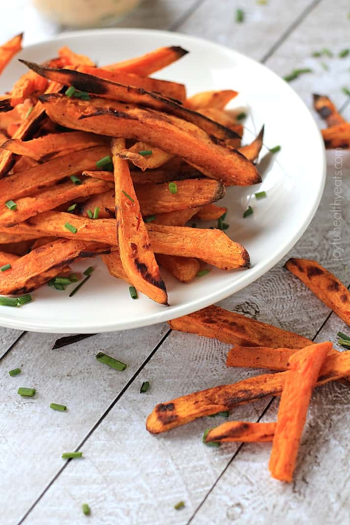 The ultimate side dish ... Crispy Baked Sweet Potato Fries with Chipotle Aioli | m.albarakaa.com 一碗薯片