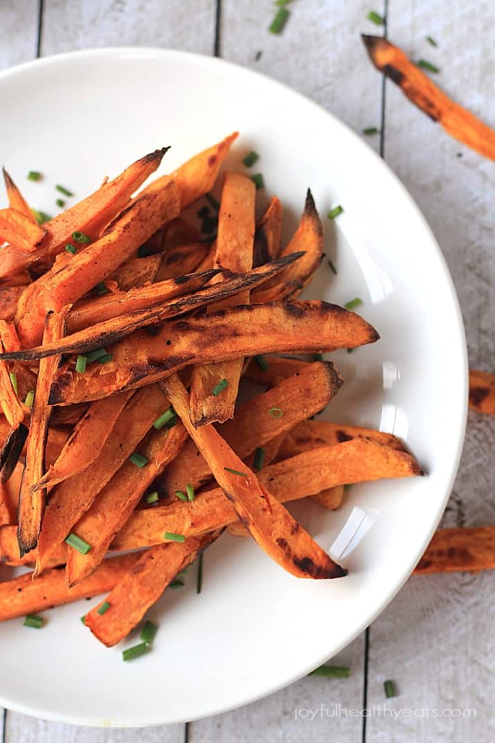 The ultimate side dish ... Crispy Baked Sweet Potato Fries with Chipotle Aioli | m.albarakaa.com 一碗薯片