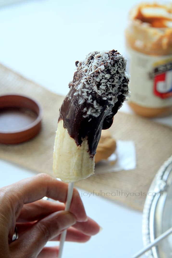 Cool down this summer with these healthy Chocolate Peanut Butter Popsicles with Coconut | www.joyfulhealthyeats .com 这个夏天用这些健康的巧克力花生酱椰子冰棍来降温吧www.joyfulhealthyeats .com
