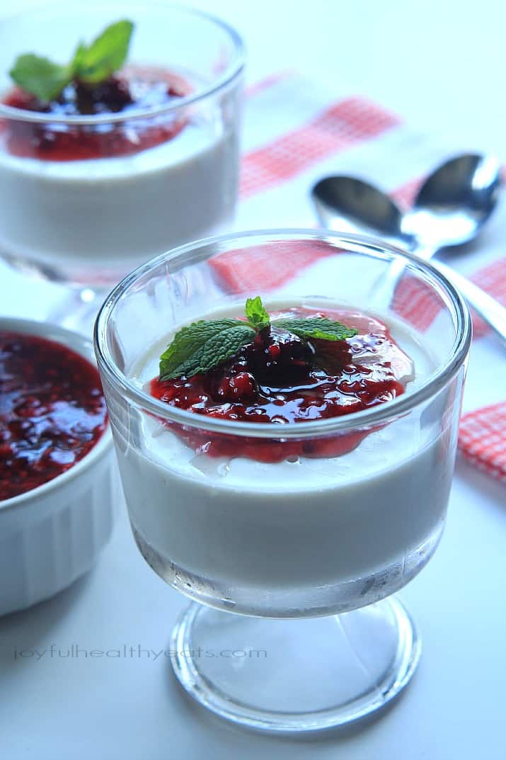 Creamy custard-like Coconut Panna Cotta topped with a tart Raspberry Blackberry Compote, it's an incredible dessert that you won't feel guilty eating! | joyfulhealthyeats.com #paleo #glutenfree 椰子意式奶冻淋上覆盆子黑莓果盘,放在甜点杯里