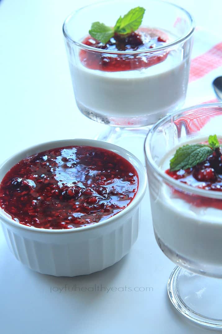 Creamy custard-like Coconut Panna Cotta topped with a tart Raspberry Blackberry Compote, it's an incredible dessert that you won't feel guilty eating! | joyfulhealthyeats.com #paleo #glutenfree 椰子意式奶冻淋上覆盆子黑莓果盘,放在甜点杯里,旁边是果盘模子