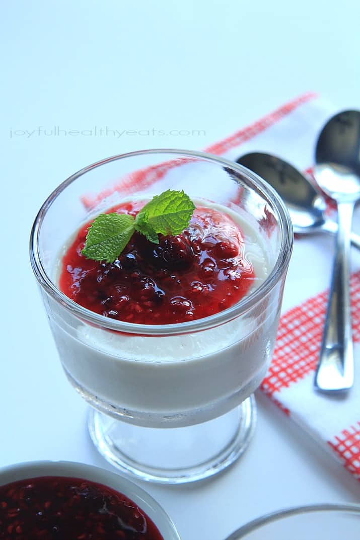 Creamy custard-like Coconut Panna Cotta topped with a tart Raspberry Blackberry Compote, it's an incredible dessert that you won't feel guilty eating! | joyfulhealthyeats.com #paleo #glutenfree 椰子意式奶冻淋上覆盆子黑莓果盘,放在甜点杯中