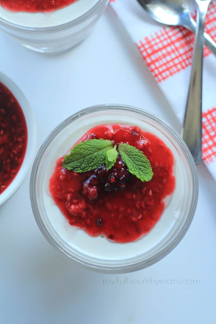 Creamy custard-like Coconut Panna Cotta topped with a tart Raspberry Blackberry Compote, it's an incredible dessert that you won't feel guilty eating! | joyfulhealthyeats.com #paleo #glutenfree 椰子意式奶冻顶上有覆盆子黑莓果盘,放在甜点杯里