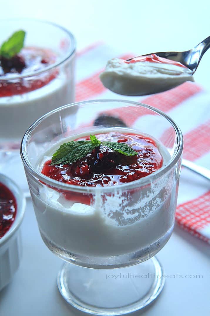 Creamy custard-like Coconut Panna Cotta topped with a tart Raspberry Blackberry Compote, it's an incredible dessert that you won't feel guilty eating! | joyfulhealthyeats.com #paleo #glutenfree 一勺椰子意式奶冻,淋上覆盆子黑莓果盘