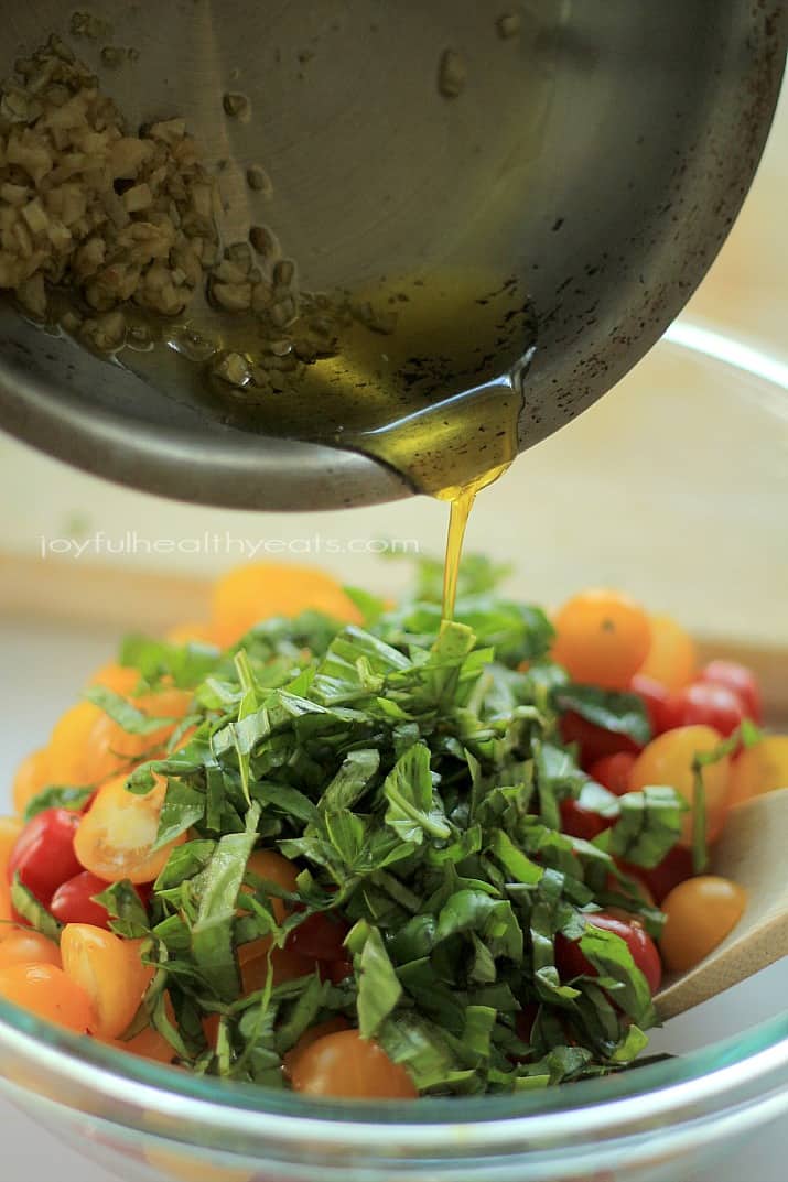 Fresh Tomato Bruschetta with Balsamic Reduction | m.albarakaa.com #summer #appetizer 将蒜蓉橄榄油倒在意式烤面包上,放入搅拌碗中