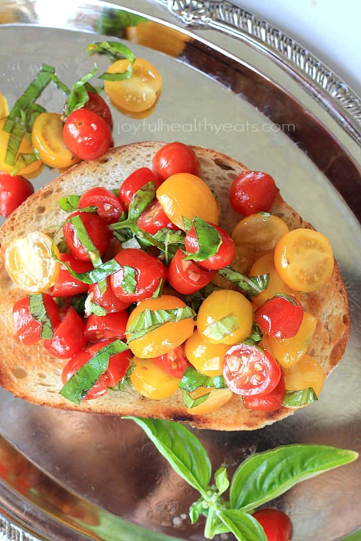 Fresh Tomato Bruschetta with Balsamic Reduction | m.albarakaa.com #summer #appetizer 新鲜番茄意式烤面包片的俯视图