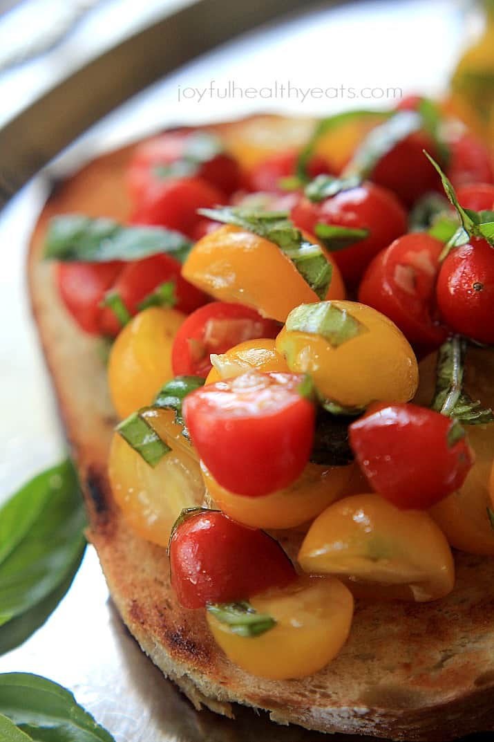 Fresh Tomato Bruschetta with Balsamic Reduction | m.albarakaa.com #summer #appetizer 新鲜番茄意式烤面包片