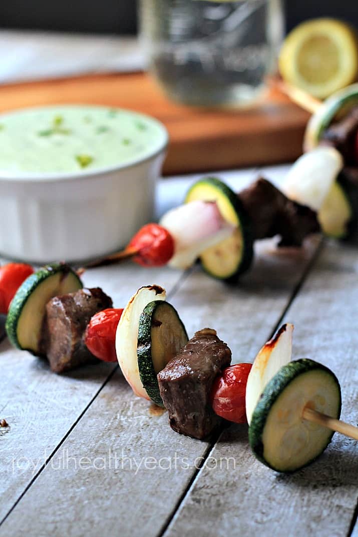 One of my favorite Grilling Recipes done in 30 minutes! Grilled Beef Kabobs with Avocado Cucumber Tzatziki #glutenfree #beef 近距离观看烤牛肉串和一碗鳄梨黄瓜酸奶