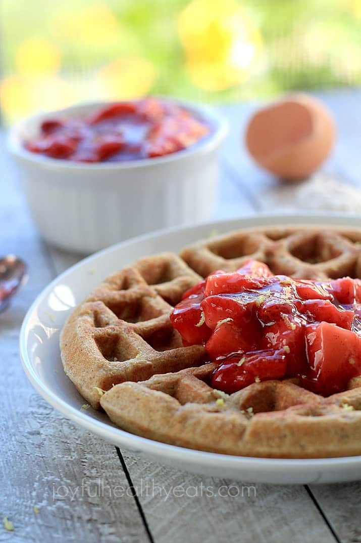 Whole Wheat Oatmeal Waffles with Strawberry Vanilla Compote 健康的自制华夫饼配上新鲜的草莓香草果盘